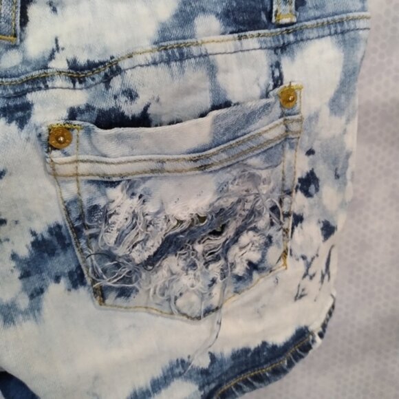 ZCO jeans bleach dyed distressed zipper fly denim jean shorts in size 7 - Picture 3 of 7